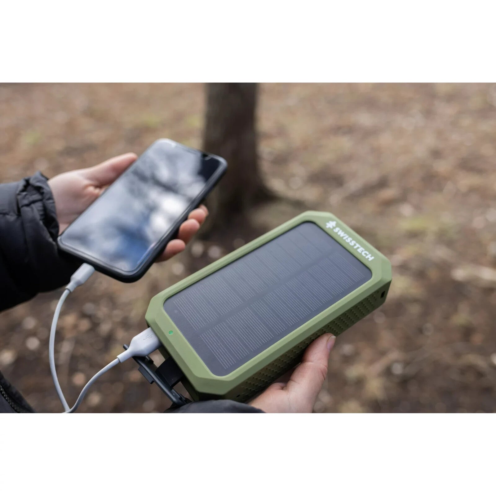 Swiss Tech 20000 Mah SOLAR PORTABLE POWER BANK / WIRELESS CHARGER WEATHER PROOF